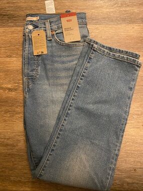 Levi's Wedgie Straight Jeans in Light Blue Denim